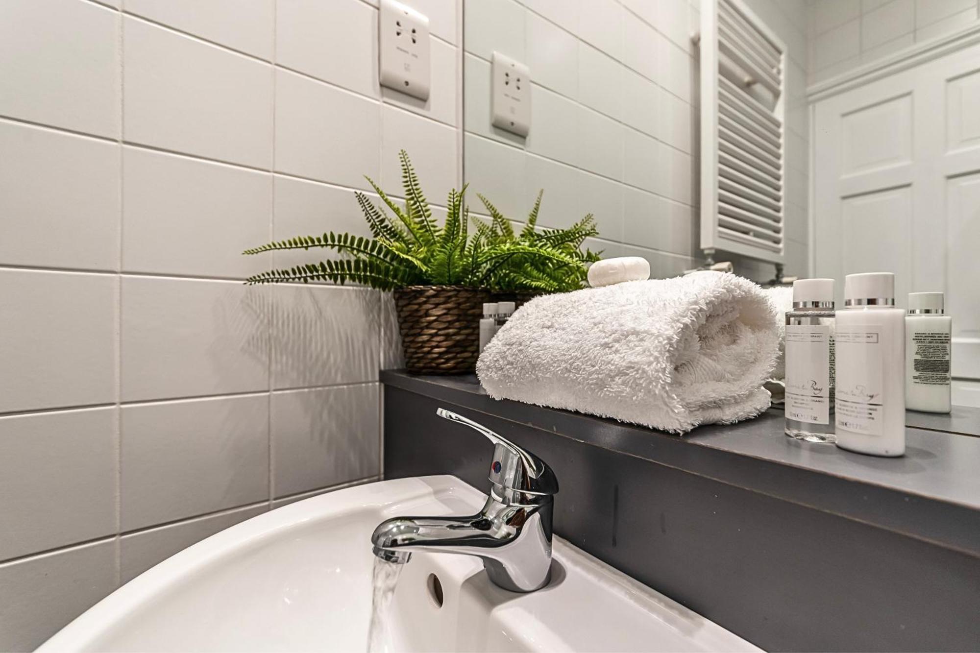 The Secret Kensington Garden Mews-2 Bedroom Full House-2 Train Lines- Spacious-Kings Road- Harrods -Chelsea Stadium-Private Small Patio Londýn Exteriér fotografie