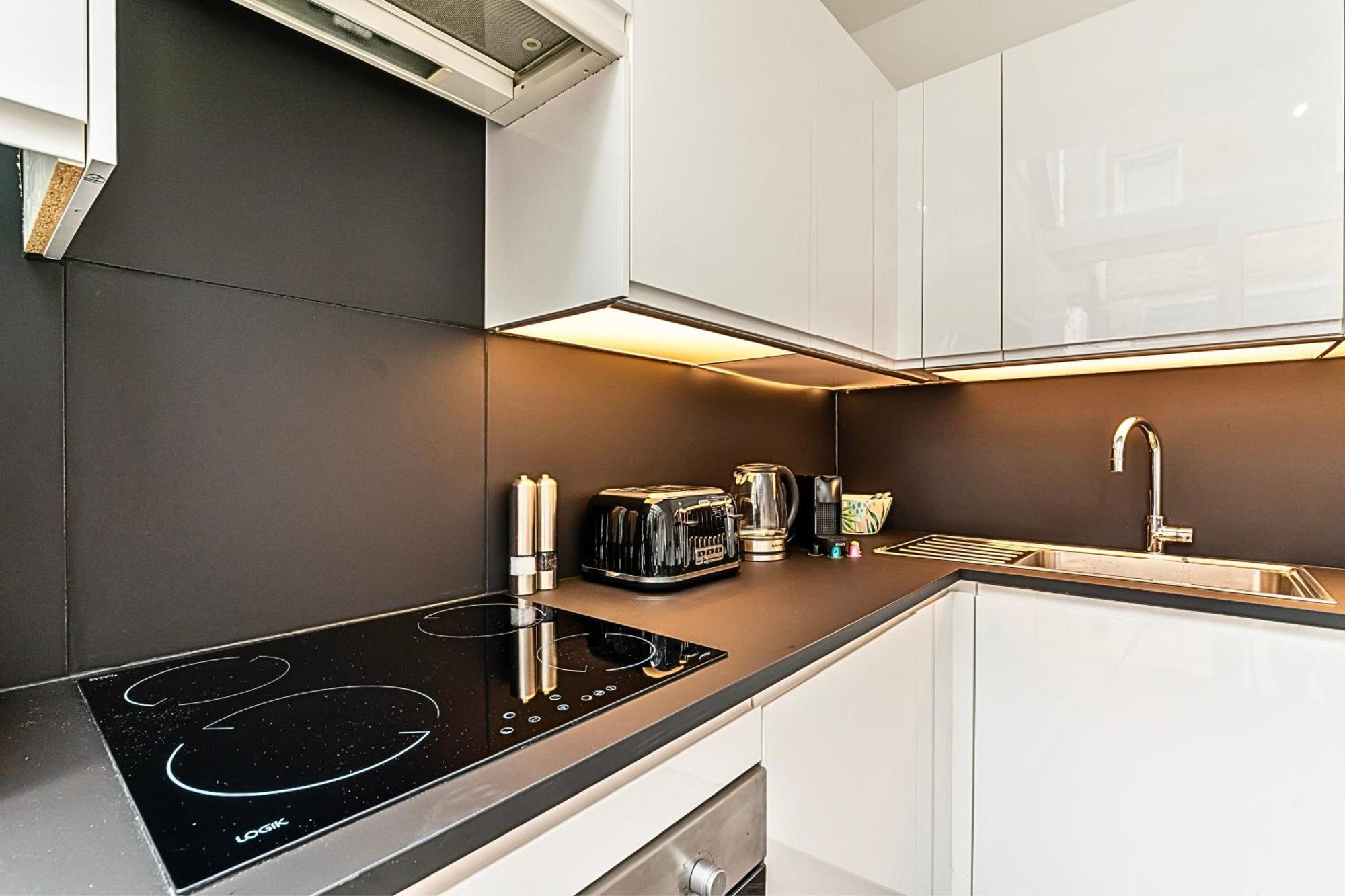 The Secret Kensington Garden Mews-2 Bedroom Full House-2 Train Lines- Spacious-Kings Road- Harrods -Chelsea Stadium-Private Small Patio Londýn Exteriér fotografie